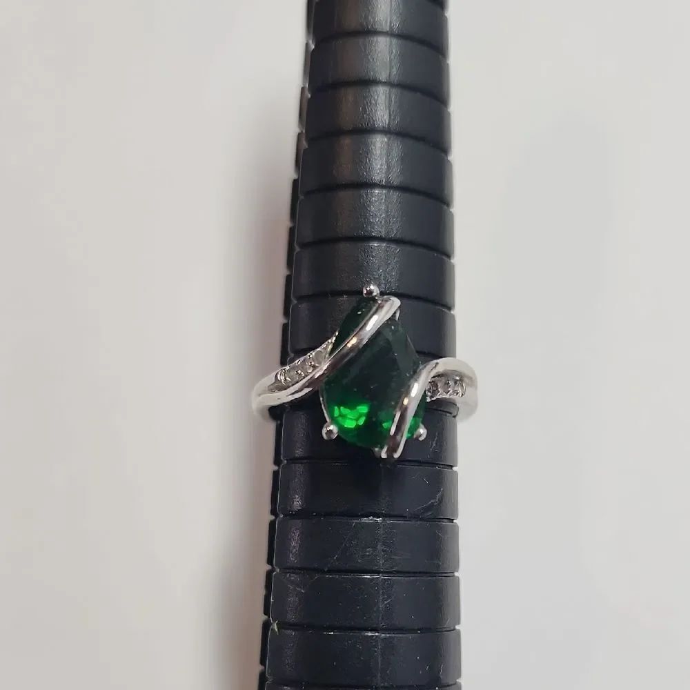 Elegant Silver Plated and Green Glass Gemstone Ring 6.75